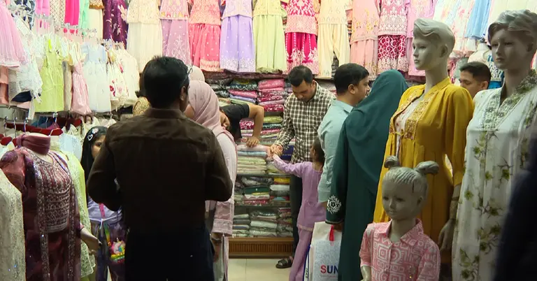 ঈদের কেনাকাটায় জমজমাট মার্কেট